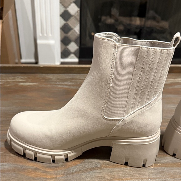 MIA Chunky Lug Sole Chelsea Boots Cream Size 8.5 NWOB - Picture 5 of 10